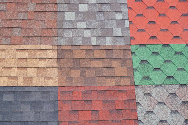 Soft roof, roof tiles, flexible shingles. Roof tiling texture. Flexible, soft bituminous composite - Fotografie, Obrázek