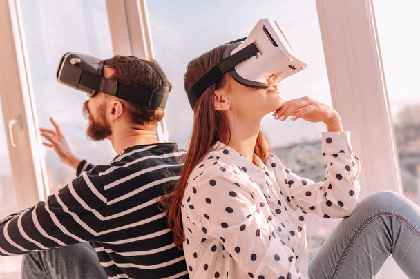 Pareja creativa con gafas VR pasando tiempo juntos
 - Foto, imagen