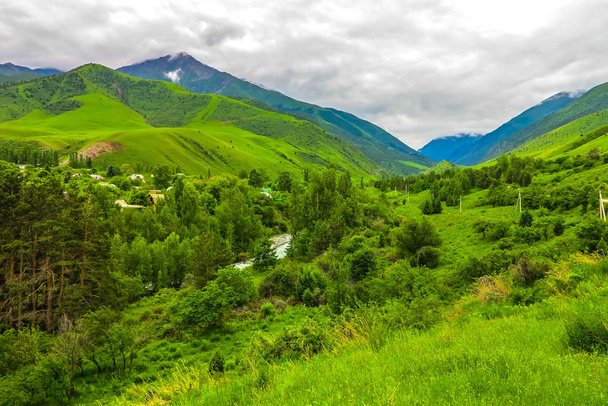 Parque Nacional Alpino Ala Archa Paisaje cerca de Biskek con Tian Shan Mountain Range Forest River Village
 - Foto, imagen
