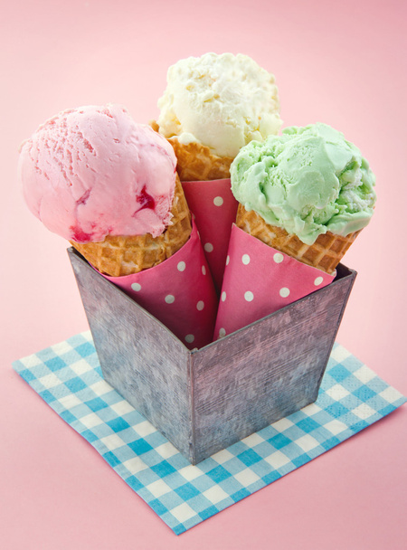 Κώνοι παγωτού σε ροζ φόντο vintage - Φωτογραφία, εικόνα
