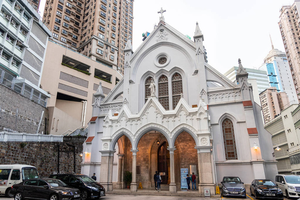 Hong Kong, 9 lutego 2019: Katedra Niepokalanego Poczęcia jest pod koniec 19 wieku angielski gotycki kościół odrodzenia. Położony w okolicy Mid-Levels miasta. - Zdjęcie, obraz