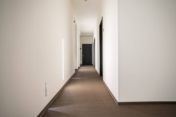 Ξενοδοχείο διάδρομο με πολλές πόρτες - Φωτογραφία, εικόνα