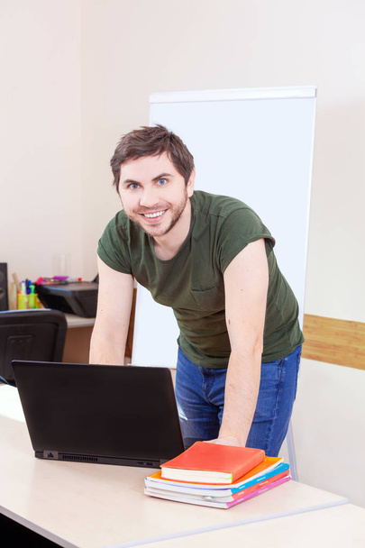 Ritratto di insegnante di sesso maschile informale in classe a lezione. Creativo giovane uomo insegna online sul computer
. - Foto, immagini