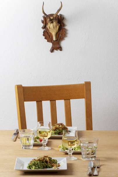 kaesspaetzle austriaco sobre una mesa  - Foto, Imagen
