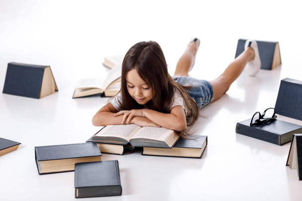 cute little girl is reading a book. - Foto, Bild