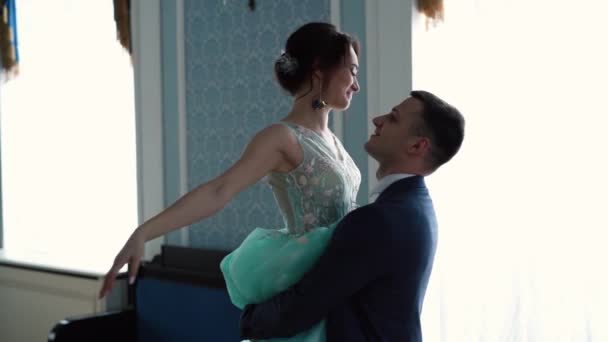 szépség slowmotion - vőlegény körözés a gyönyörű menyasszony, esküvői ruha - Felvétel, videó