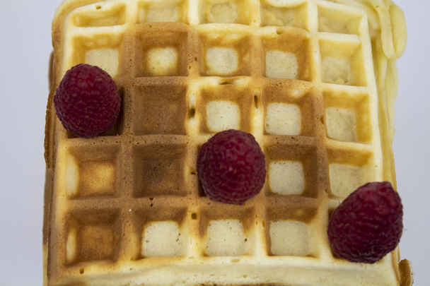 Waffle poner en el fondo, aislar, delicioso waffle. gofres de frambuesa espacio de copia
 - Foto, Imagen