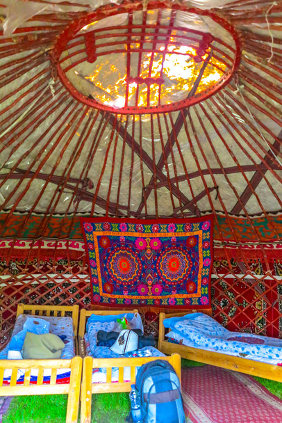 Tash Rabat Caravanserai Tradizionale Kyrgyz Yurt Interno con Feltro Tappeto Ornamento e Letti Addormentati
 - Foto, immagini