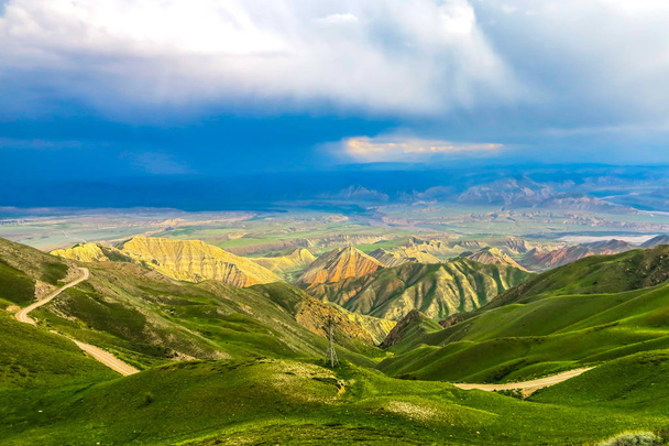 Cordillera Fergana Pintoresco punto de vista del paisaje con cielo nublado por la tarde
 - Foto, imagen