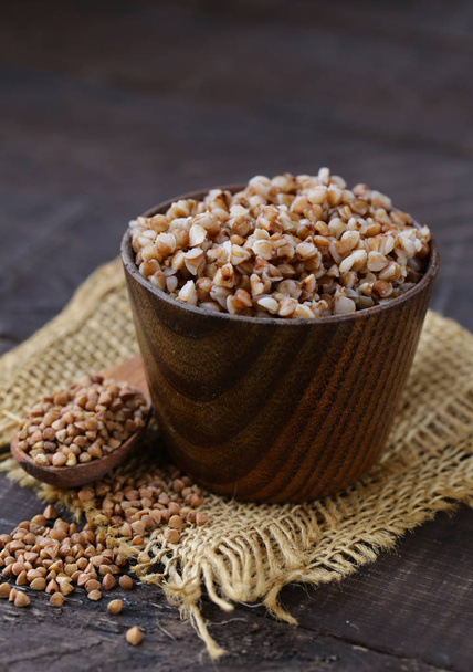 trigo sarraceno hervido en una taza de madera, comida saludable
 - Foto, imagen