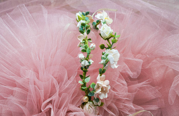 grinalda artificial de cor de primavera em tule em pó
 - Foto, Imagem