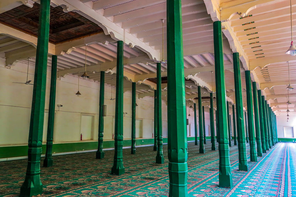 Kashgar Id Kah moskeija vihreä pylväät matot ulkona rukouksia
 - Valokuva, kuva