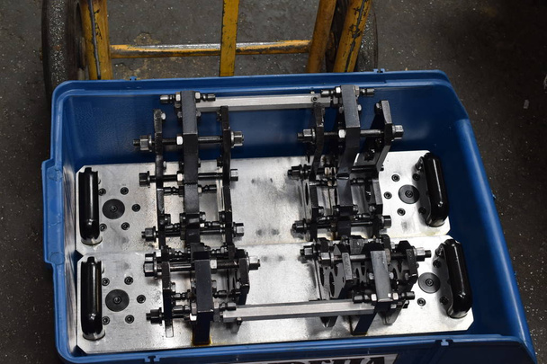 Vorbereitung von Teilen der Airbrush- und Spritzpistole für die CNC-Drehbearbeitung. Teile für CNC-Maschine. - Foto, Bild