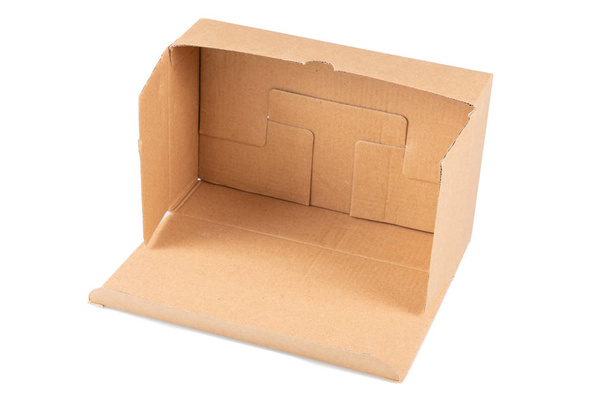 открытый коричневый контейнер коробка изолированы на белом фоне
 - Фото, изображение