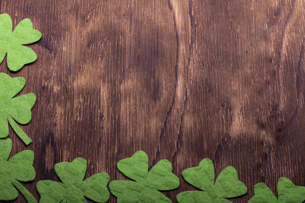 groen klaverblad op houten ondergrond - Foto, afbeelding