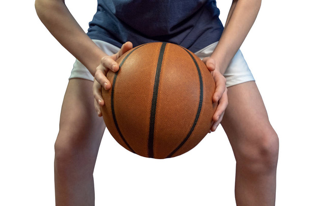 Close-up. Basketbal bal in twee handen van een tiener. Isoleren op witte achtergrond. - Foto, afbeelding
