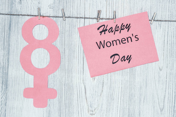 Kadınlar Günü kavramı. Venüs, kadınsı sembolü. Clothespins kağıt sekiz şekli ve yazıt mutlu Kadınlar Günü istiyorsun - Fotoğraf, Görsel