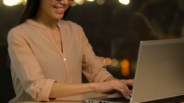 Весела жінка набирає повідомлення на сайті знайомств, отримує пропозицію на роботу, просуває
 - Кадри, відео