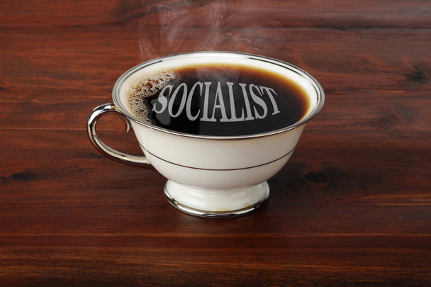 Гаряча свіжа соціалістична чорна кава готова розпочати день
. - Фото, зображення