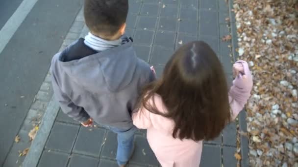 Young couple arguing on street, man leaving his girlfriend alone, going away - Video, Çekim