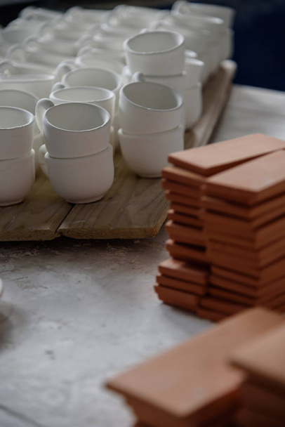 Zátiší z ruční výroba keramiky a keramické misky - Fotografie, Obrázek