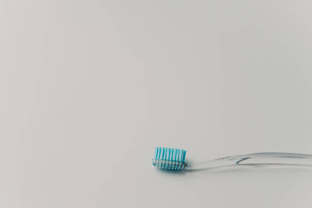 Spazzolino da denti in plastica isolato su sfondo bianco con spazio copia. Il concetto di salute dentale. Colpo orizzontale. Igiene e pulizia
 - Foto, immagini