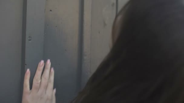 Frau klopft an Tür und bittet um Hilfe, fühlt sich hilflos, Opfer von Gewalt - Filmmaterial, Video