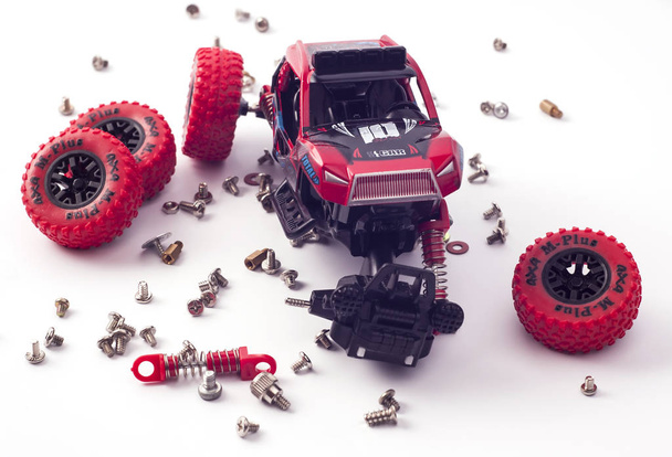 Demonte araba ve dağınık parçaları. Kırık oyuncak - Fotoğraf, Görsel
