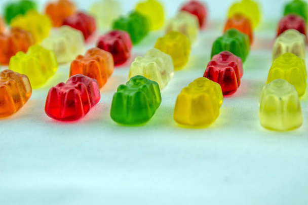 Urso de borracha de doces coloridos em um fundo branco
. - Foto, Imagem