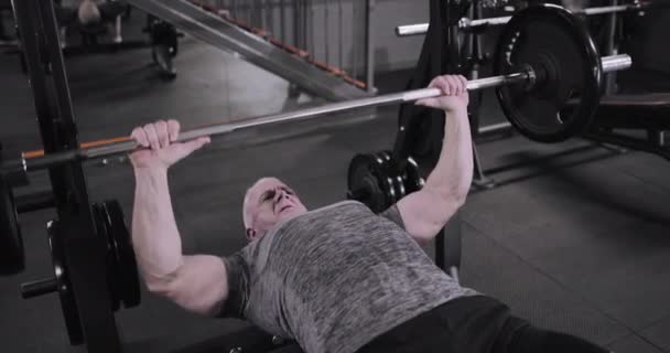 Mature male doing bench press at the gym - Video