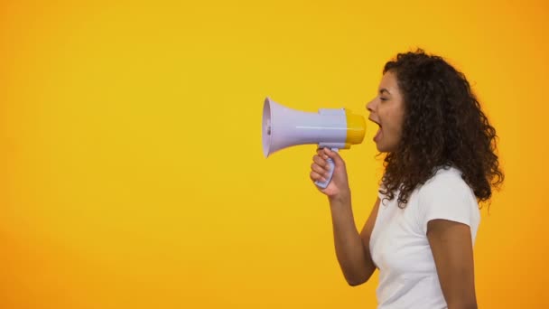 African-American woman with megaphone announcing sensation news, shop discounts - Metraje, vídeo