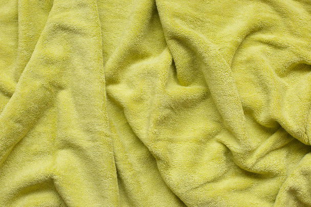 Tejido verde suave con ondas y pliegues. Textura textil suave
. - Foto, imagen