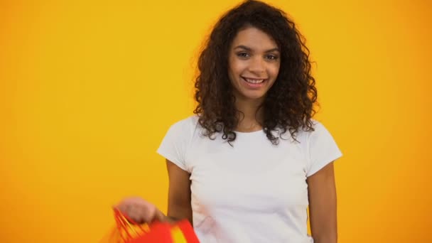 Smiling Afro-American woman holding shopping bags, Black Friday discount - Video, Çekim