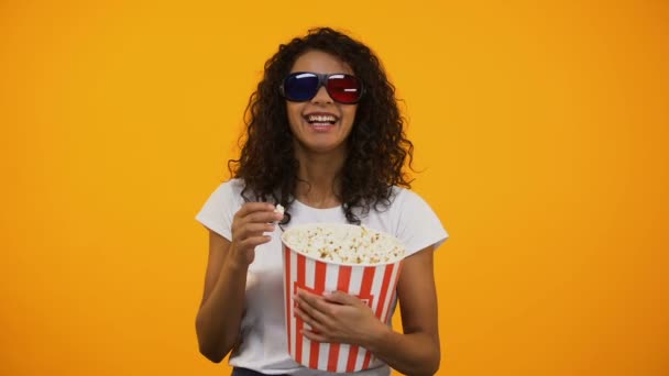 Black woman in 3d glasses eating popcorn and watching comedy movie, leisure - Materiał filmowy, wideo