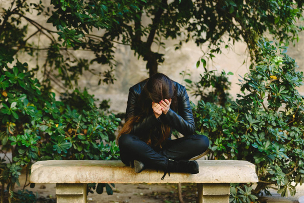 Depressieve jonge vrouw met hoofd in handen voelen gekwetst boos, verdrietig met psychische trauma 's. - Foto, afbeelding