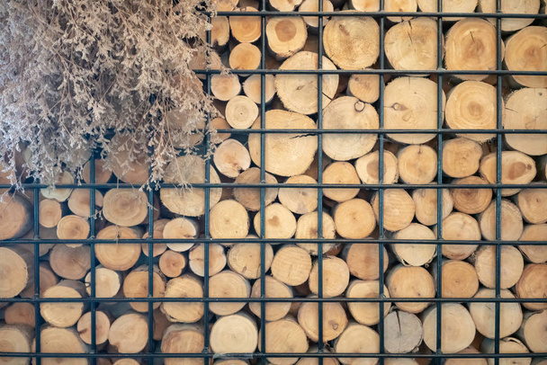 Absztrakt fénykép-ból egy halom természetes fából készült gerendák háttér, fekete fém váz, belsőépítészeti dekoráció - Fotó, kép