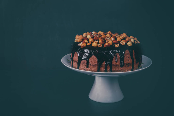 Pastel casero de chocolate decorado con frambuesas frescas sobre un fondo gris
. - Foto, Imagen