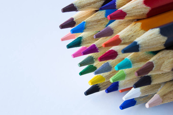 Цветные карандаши изолированы на белом фоне, с местом для копирования текста
. - Фото, изображение