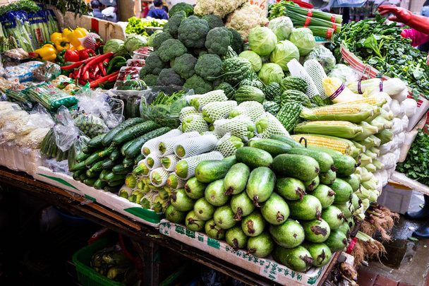 Ανάμικτες βιολογικά πράσινα λαχανικά λιανικώς στην αγορά οδών σε Χονγκ Κονγκ - Φωτογραφία, εικόνα