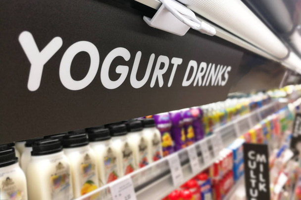 Jogurtti kyltit tuoreen jäähdytin jäähdytetty osa supermarket hypermarket
 - Valokuva, kuva