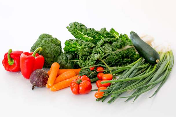 Смешанные овощи на белом фоне
  - Фото, изображение