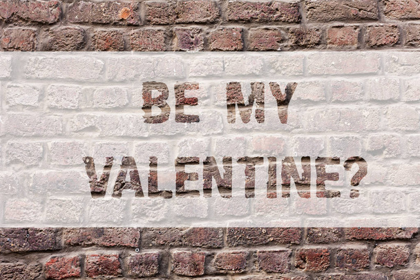 A Word a szöveg írása Be My Valentine. Üzleti koncepció a javaslatát, hogy a napján, február 14 roanalysistic érzések tégla fal művészet mint Graffiti motivációs hívás a falra írt. - Fotó, kép