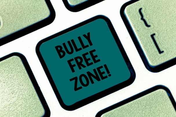 Escritura a mano escritura de texto Bully Free Zone. Concepto significado Ser respetuoso con otros bullying no está permitido aquí Teclado clave La intención de crear mensaje de ordenador pulsando el teclado idea
. - Foto, Imagen