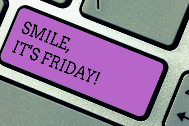 Konzeptuelle Handschrift, die Lächeln zeigt Es ist Freitag. Business-Foto-Text freuen Sie sich freundlich oder amüsiert Gesichtsausdruck am Wochenende Tastatur wichtigsten Absicht, Computer-Nachricht Idee zu erstellen. - Foto, Bild