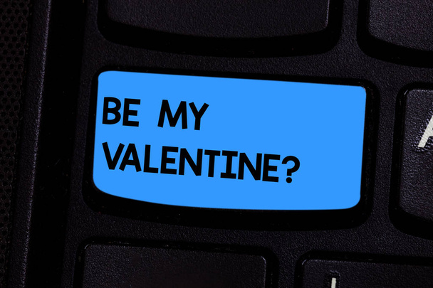 Signo de texto que muestra Be My Valentine. Foto conceptual Propuesta de ir en una fecha el 14 de febrero sentimientos roanalíticos Teclado clave Intención de crear mensaje de ordenador pulsando el teclado idea
. - Foto, Imagen