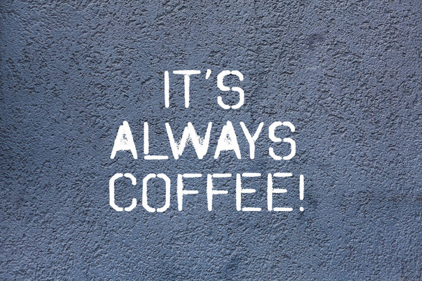 Tekst bord toont het S altijd koffie. Conceptuele foto drinken van cafeïne is leven werk thuis hebben slechte gewoonten bakstenen muur kunst zoals motiverende gesprek Graffiti op de muur geschreven. - Foto, afbeelding