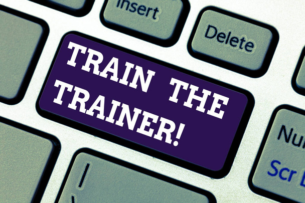 Szöveg jel mutatja a Train The Trainer. Mentor vagy másokat is azonosított fogalmi fénykép részt venni az osztály a billentyű szándékát, hogy hozzon létre a számítógép üzenetet, nyomja meg a billentyűzet ötlet. - Fotó, kép