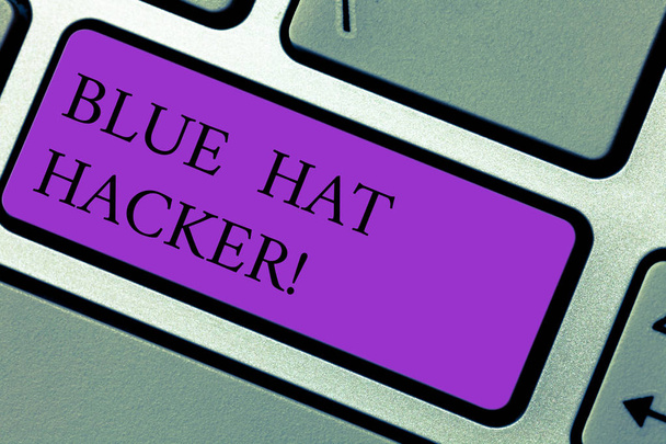 Textschild, das Hacker mit blauem Hut zeigt. konzeptionelle Foto Person Beratungsunternehmen, die Bug-System vor seiner Einführung Tastatur wichtigsten Absicht, Computer-Nachricht Drücken der Tastatur Idee erstellen. - Foto, Bild