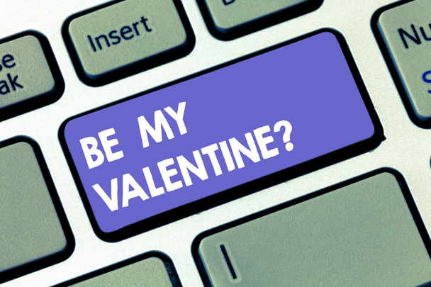 My Valentine olmak gösterilen Not yazma. 14 Şubat tarihinde çıkmak için öneri vitrine iş fotoğraf roanalysistic duygular klavye tuşuna basarak tuş takımı fikir bilgisayar ileti oluşturmak için niyet. - Fotoğraf, Görsel