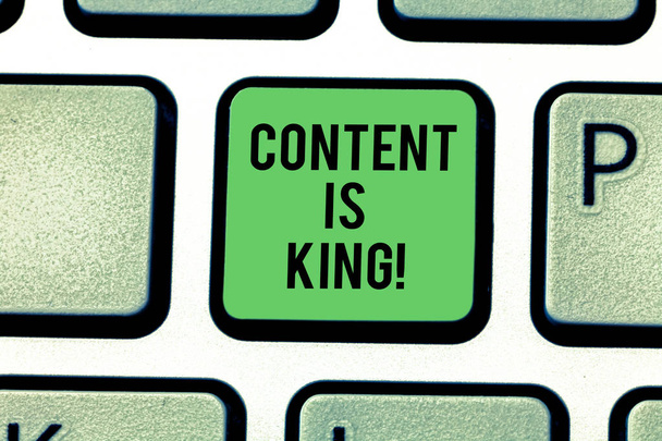 La scrittura del testo Content Is King. Concetto significato Il contenuto è il cuore delle strategie di marketing di oggi Tastiera chiave Intenzione di creare messaggio del computer premendo idea tastiera
. - Foto, immagini